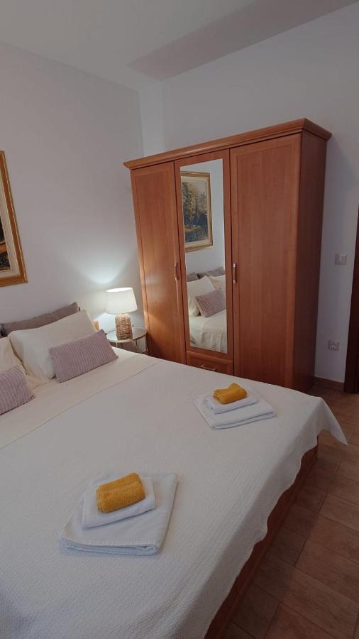 Apartments Lola Rovinj Bagian luar foto