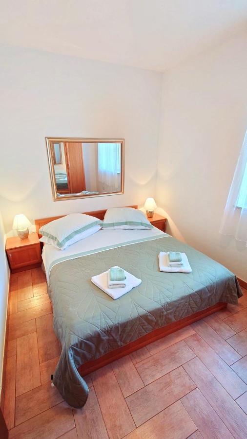Apartments Lola Rovinj Bagian luar foto