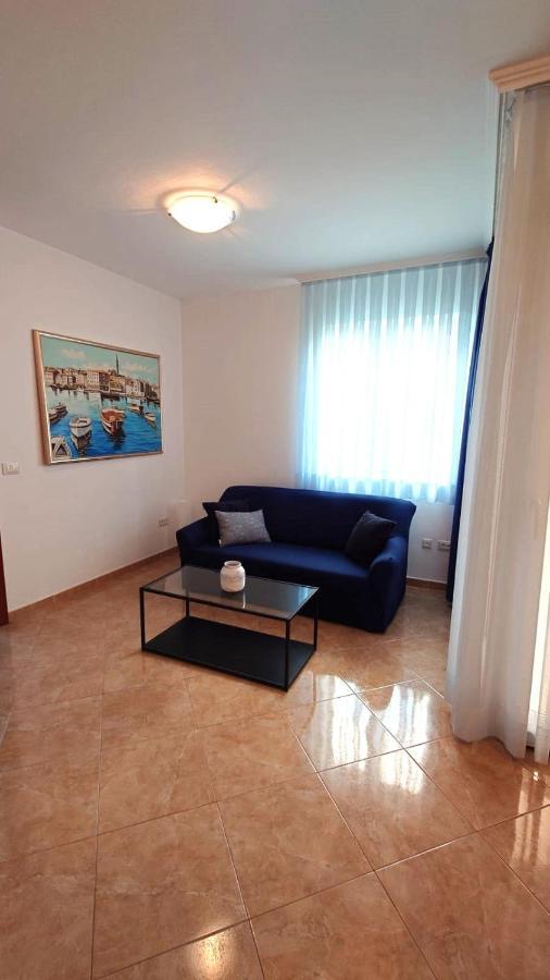 Apartments Lola Rovinj Bagian luar foto